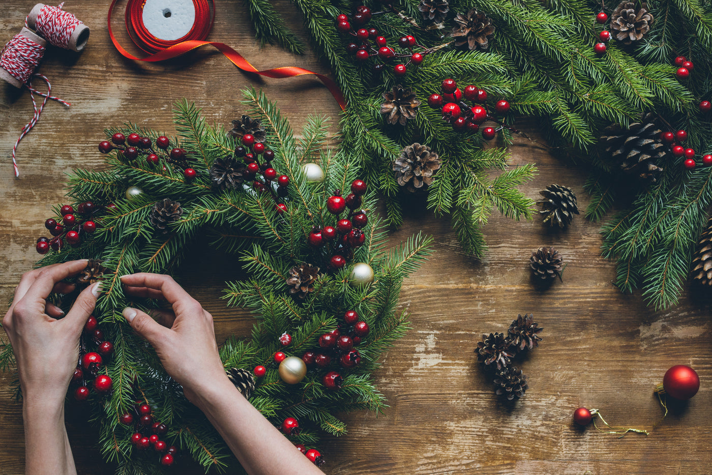 Pre-Decorated Wreaths & Garlands